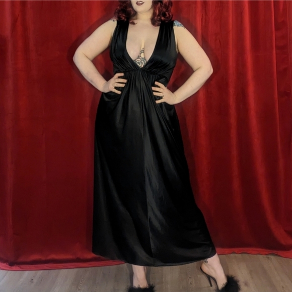 Vanity Fair Other - Vintage Vanity Fair black nylon plunge neckline nylon slip nightgown - size 36